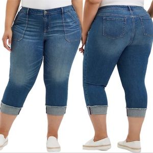 TORRID CROPPED BOYFRIEND VINTAGE STRETCH cuffed JEANS SIZE 18 Light medium wash.